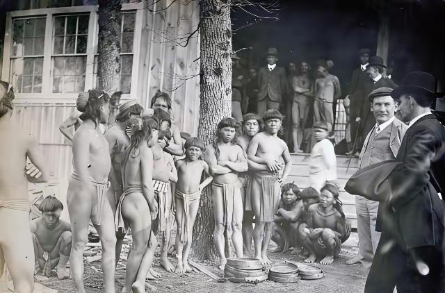 1895年，美国一处“人口市场”上，印第安人一丝不挂，像牲畜一样被白人买主随意挑