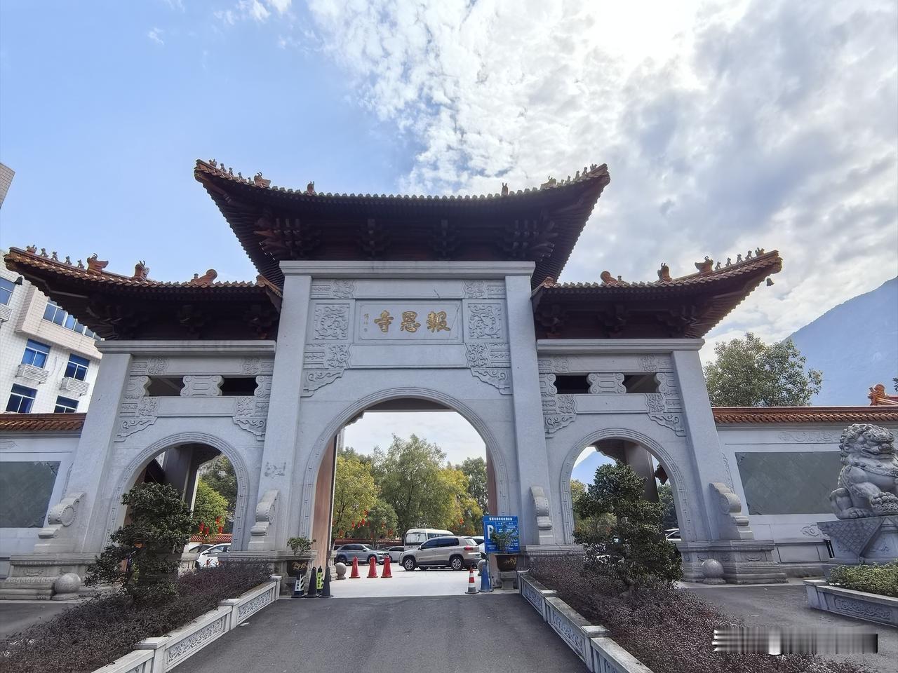 宁德报恩寺隐匿于蕉城城区东南郊的双髻峰下，始建于唐咸通九年，悠悠岁月，已逾千年。