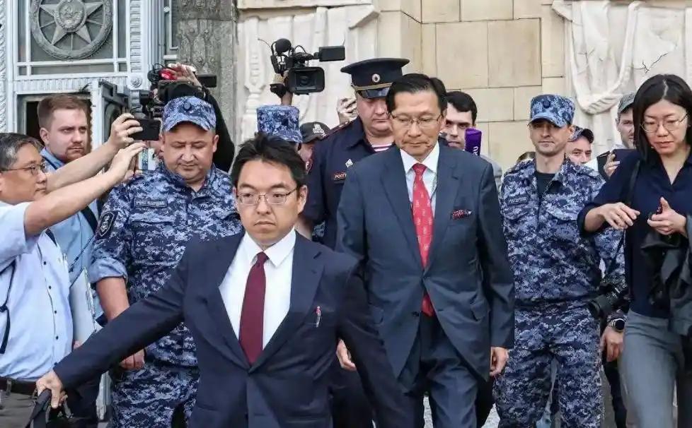 日本驻俄大使进俄罗斯外交部大楼的时候一言不发，出来的时候脸色铁青，中间只隔了25