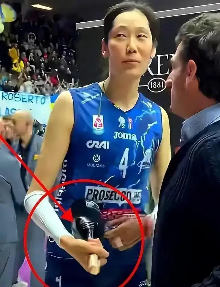 国家队“不要”她，却悄悄派教练团飞意大利连看三场。
 
主教练赵勇就猫在观众席角