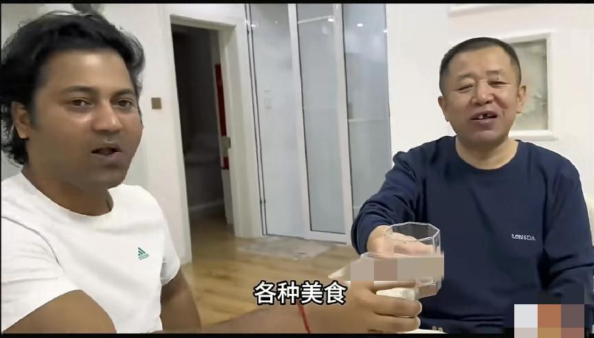 印度女婿，在跟中国岳父吃饭，看这样，俩人是其乐融融。