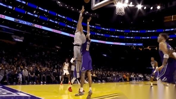 那一幕真的太扎眼了。
邓恩跟东契奇都要顶牛了，火药味儿那个冲啊。结果呢？咱们的“