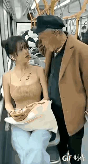 这老头后面有坐位不坐，偏往人家小姑娘身边挤，气的小姑娘和他吵起来了。
真是为老不