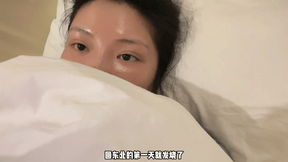 徐冬冬嗓子疼到快说不出话 换我嗓子疼成这样，早躺床上装死了。她还坚持出镜，还努力