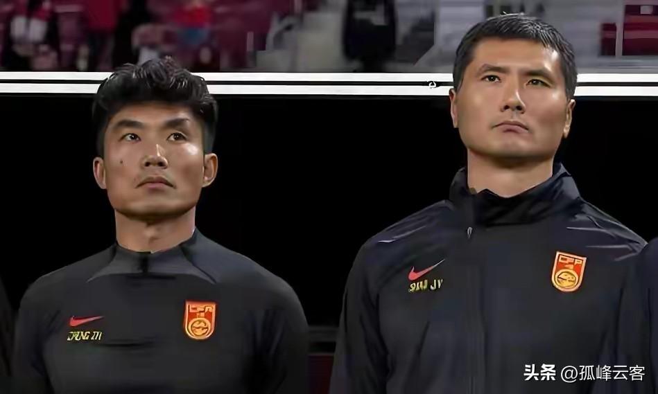 为何担任国足主教练不是郑智而是邵佳一？
1、执教履历。尽管邵佳一只独立执教过青岛