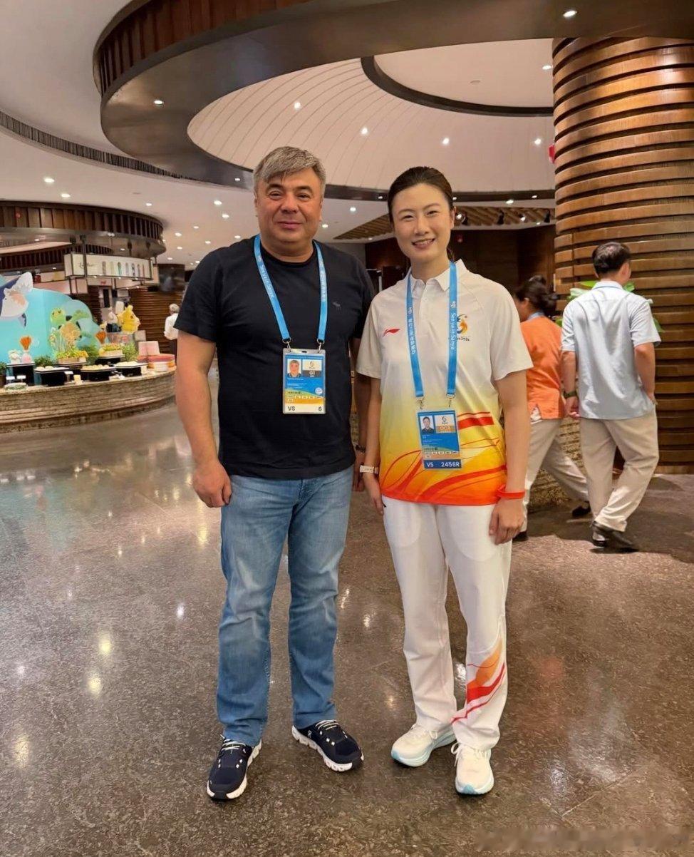 亚奥理事会的协调员谢尔佐德·阿萨图拉耶夫分享了与运动员委员会主席丁宁的合影📷 