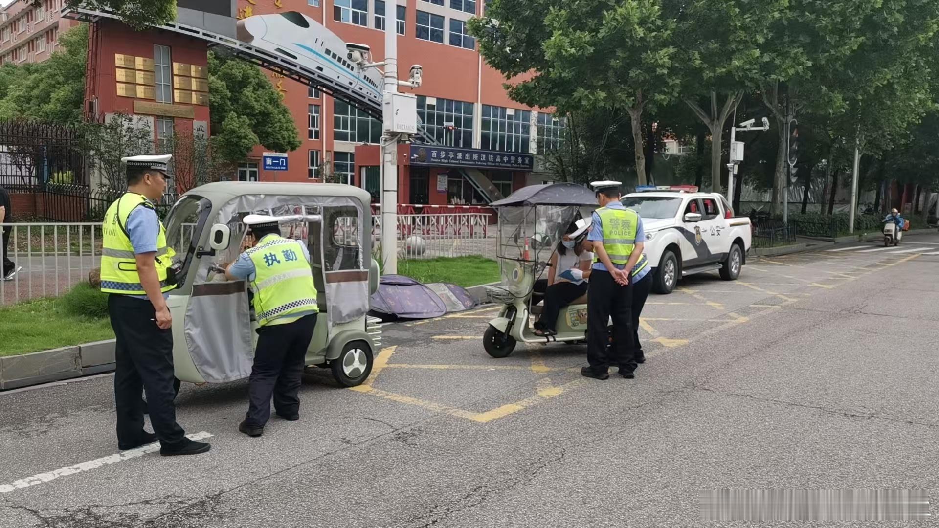 【源头路面齐抓严管，拒绝“老头乐”违法上路】5月20日，武汉江岸交警联合区文明办