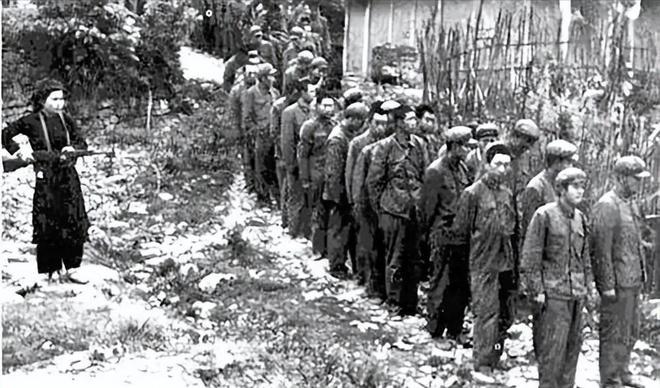 1979年，俘虏交换后，200多名战士终于回到祖国。他们刚刚跨过边境线，广州军区
