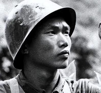 [微风]1990年，重庆街头，一个农民被数十个混混围攻却丝毫不惧，反而徒手接住扔