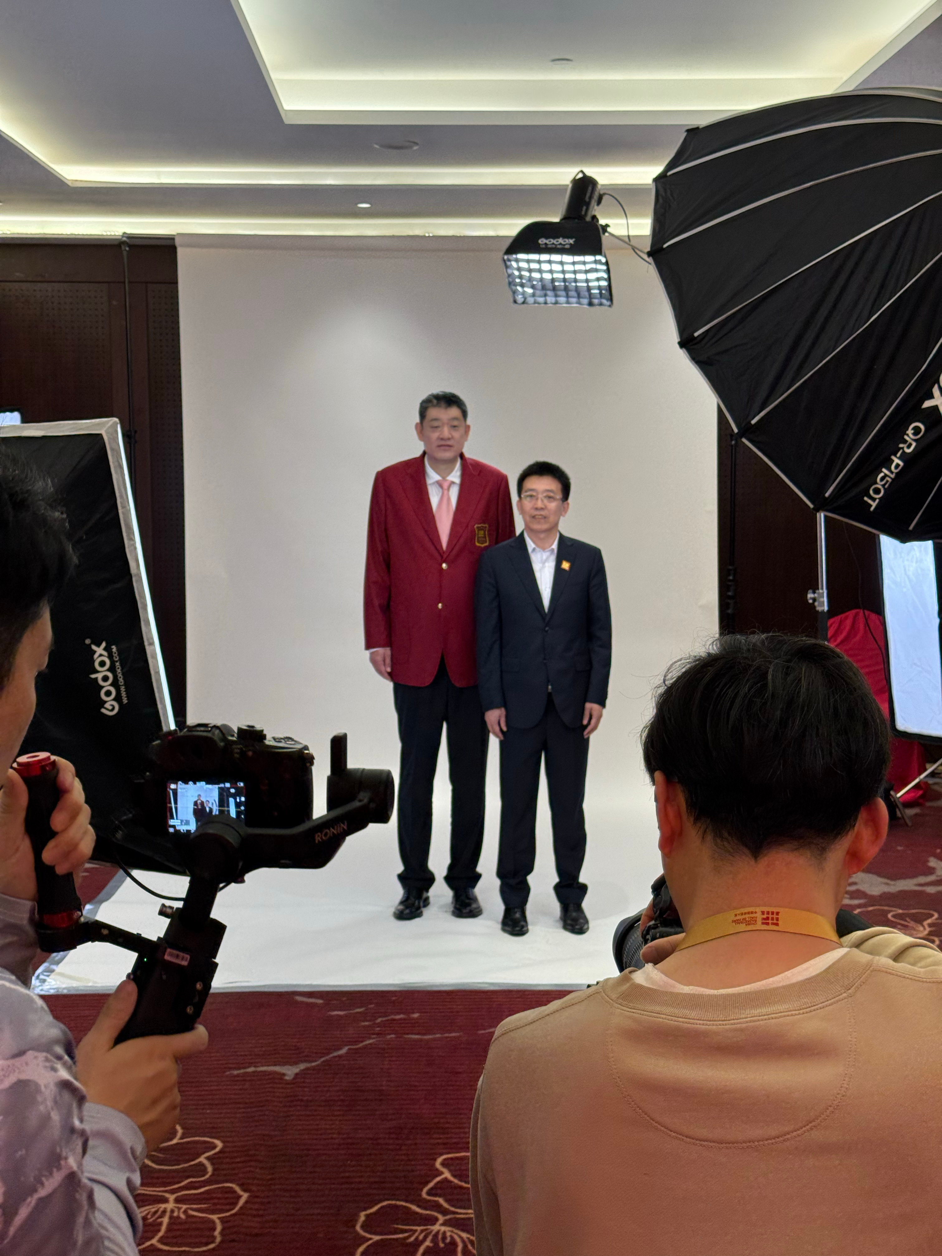 吉林男篮投资人、中国篮球名宿孙军参与2025中国篮球名人堂入堂仪式 定妆照拍摄。