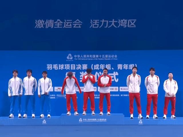 冯彦哲和刘雨辰站铜牌的台子上比刘阳刘毅还要高点今年总感觉小冯的个子又长了点 