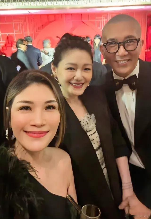 大S具俊晔参加伟忠哥女儿归宁宴，大S一脸笑容，合照都老公手牵手，看来还是热恋期啊