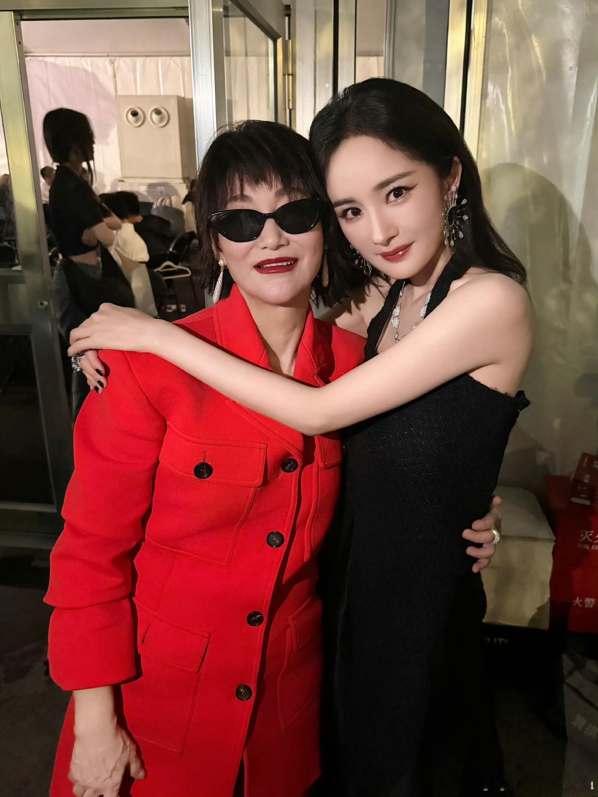 惠英红又带着与杨幂新的合照走来了[doge] ​​​