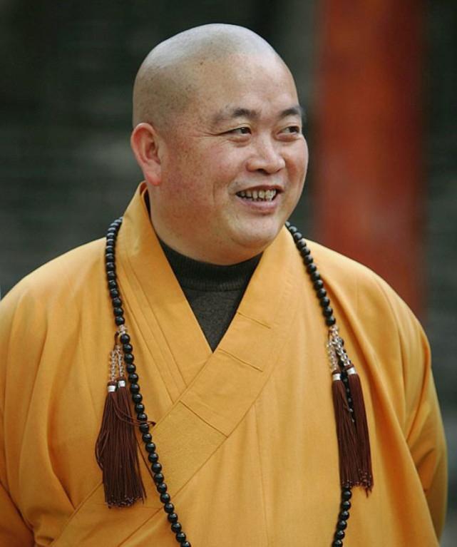 2015年，自称少林弟子释正义的人实名举报释永信，控诉其与多女子关系复杂、拥有两