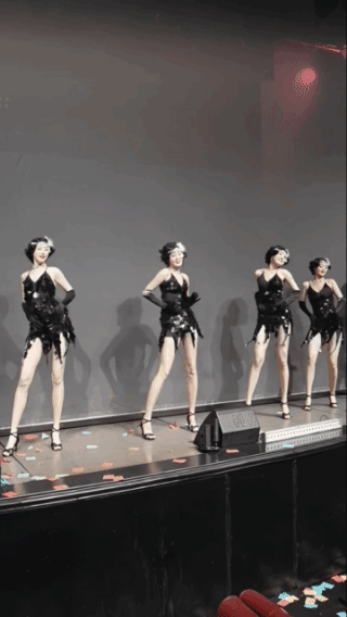 腿也太长了，
她们怎么长的？
是基因好，
还是后天锻炼的？
大概率是先天遗传的，