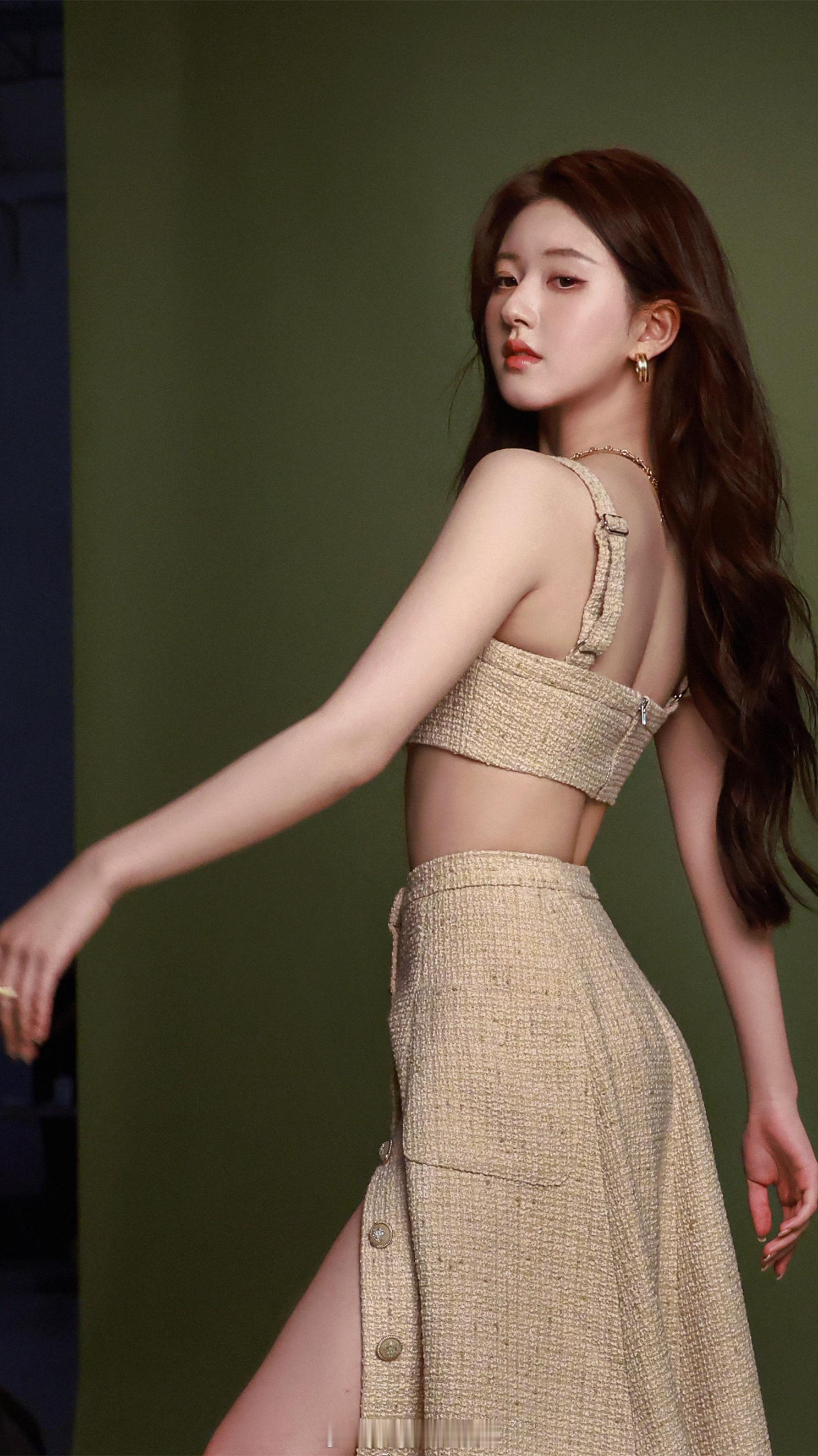 赵露思小蛮腰写真 