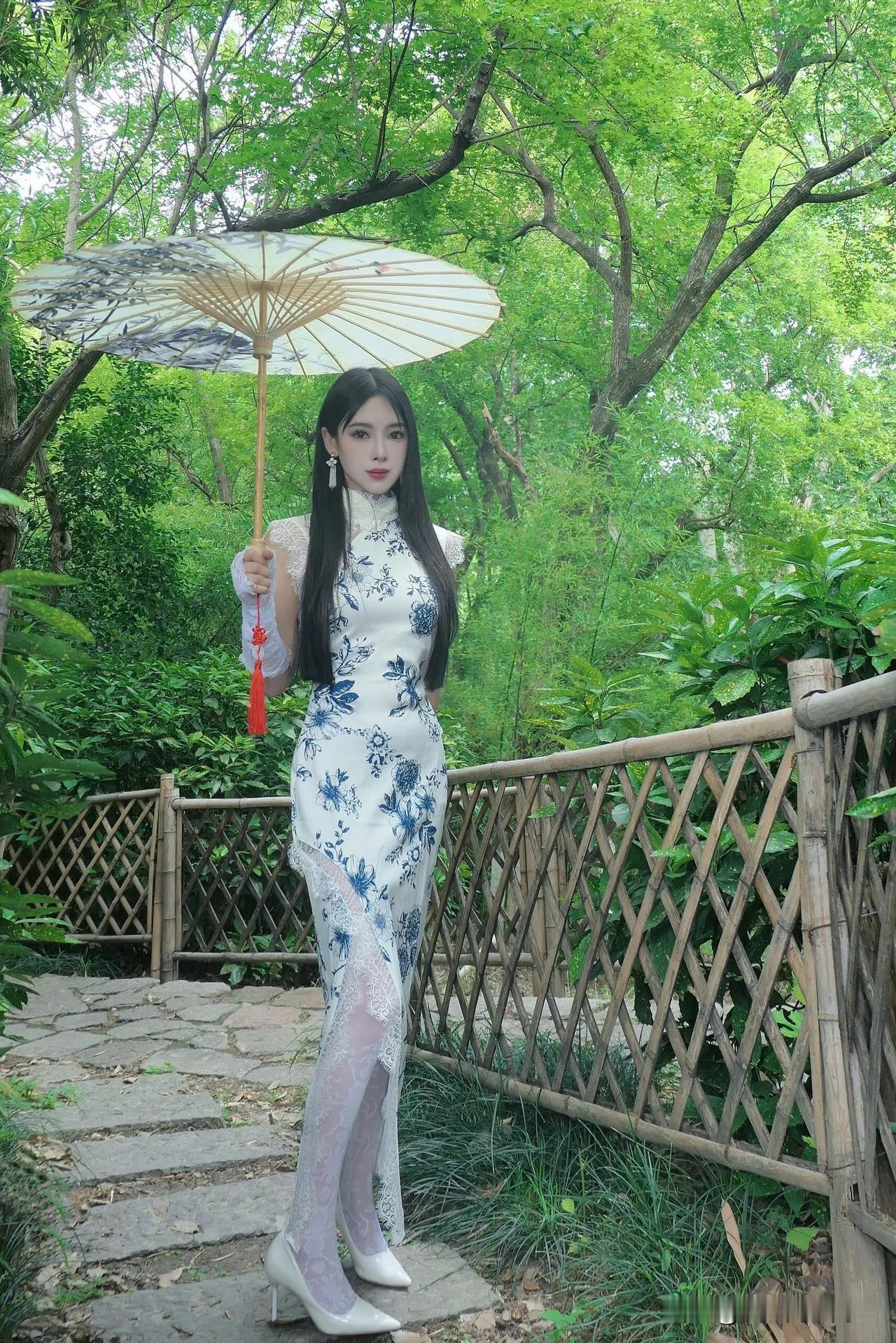 风里雨里，我在凉亭等你听雨里 旗袍秀东方美人