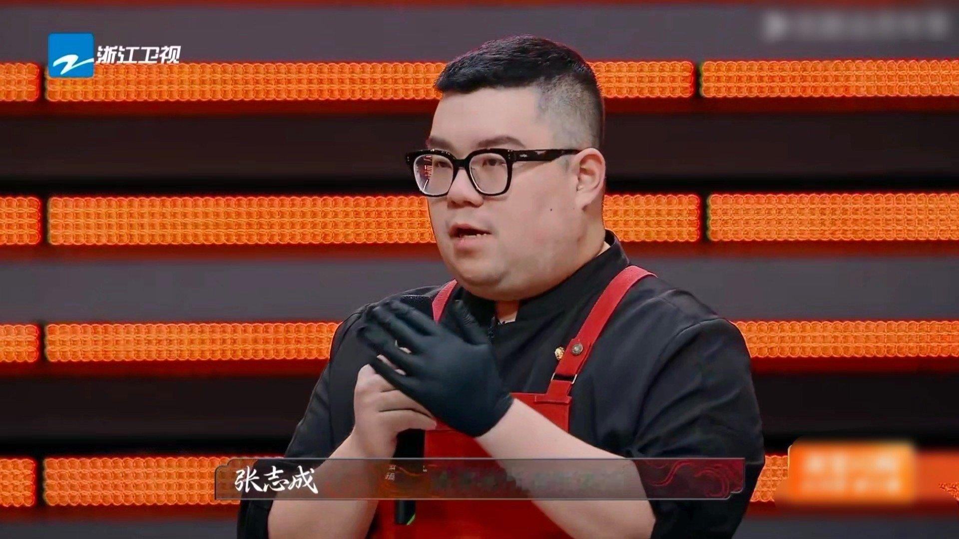 大厨一句话安利菜品直接爆单. 《炙热游戏：百厨大战》经营战太绝！张志成化身博主安