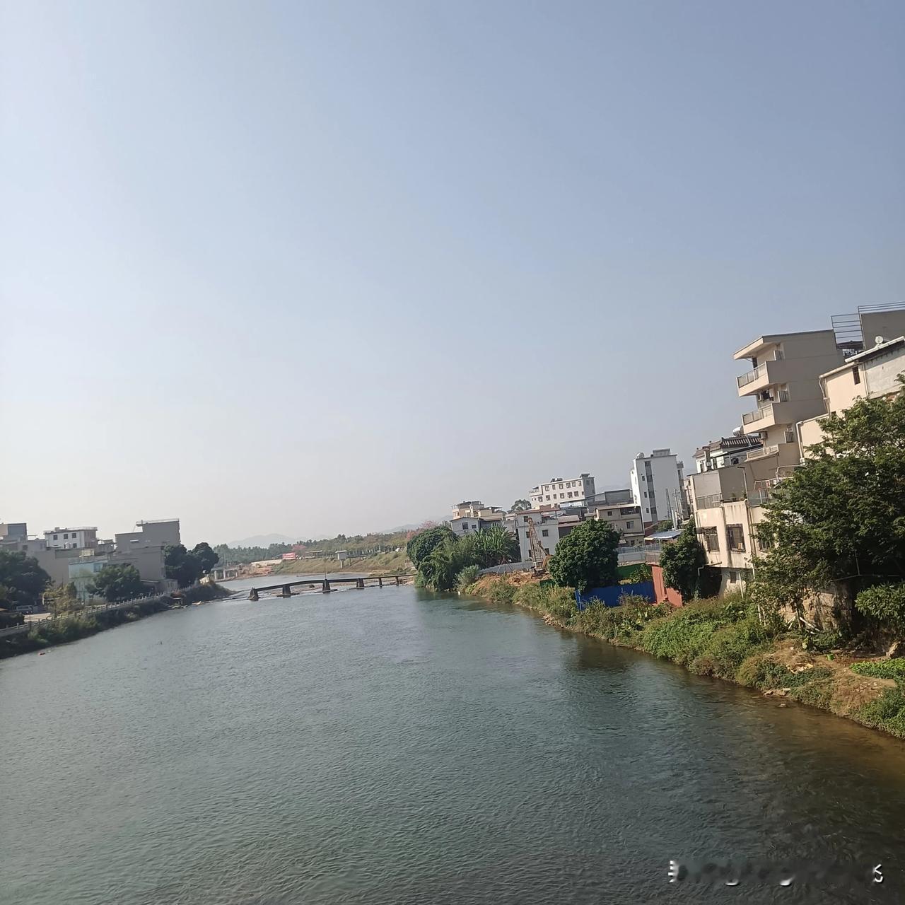 新的一天来了，早晨，风儿阵阵吹，今天，让我感觉冬天真的开始了，大家注意保暖。
#