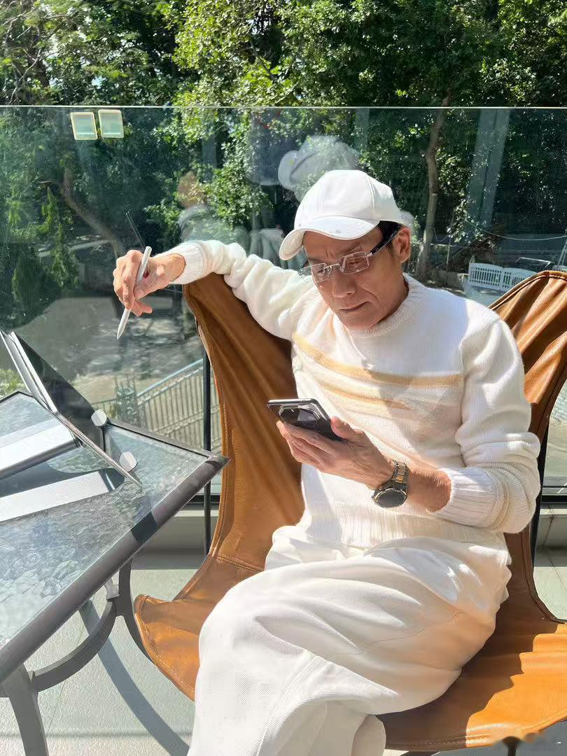梁家辉cue自己塞车梗 全网都在玩的塞车梗，本尊亲自认证亲自cue，梁家辉一出场