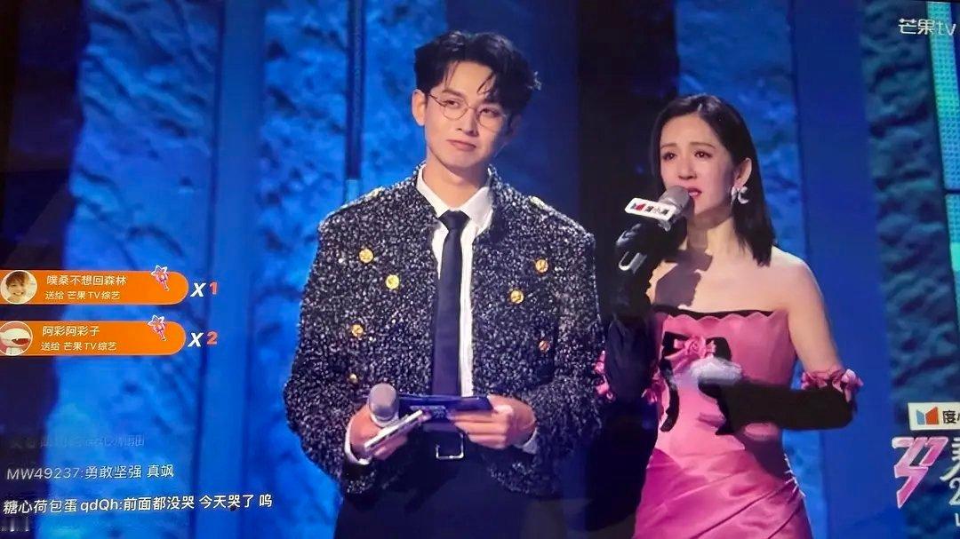 前情提要：芒果把者来女淘汰了，谢娜在流泪发言，一旁的男主持人在偷笑 