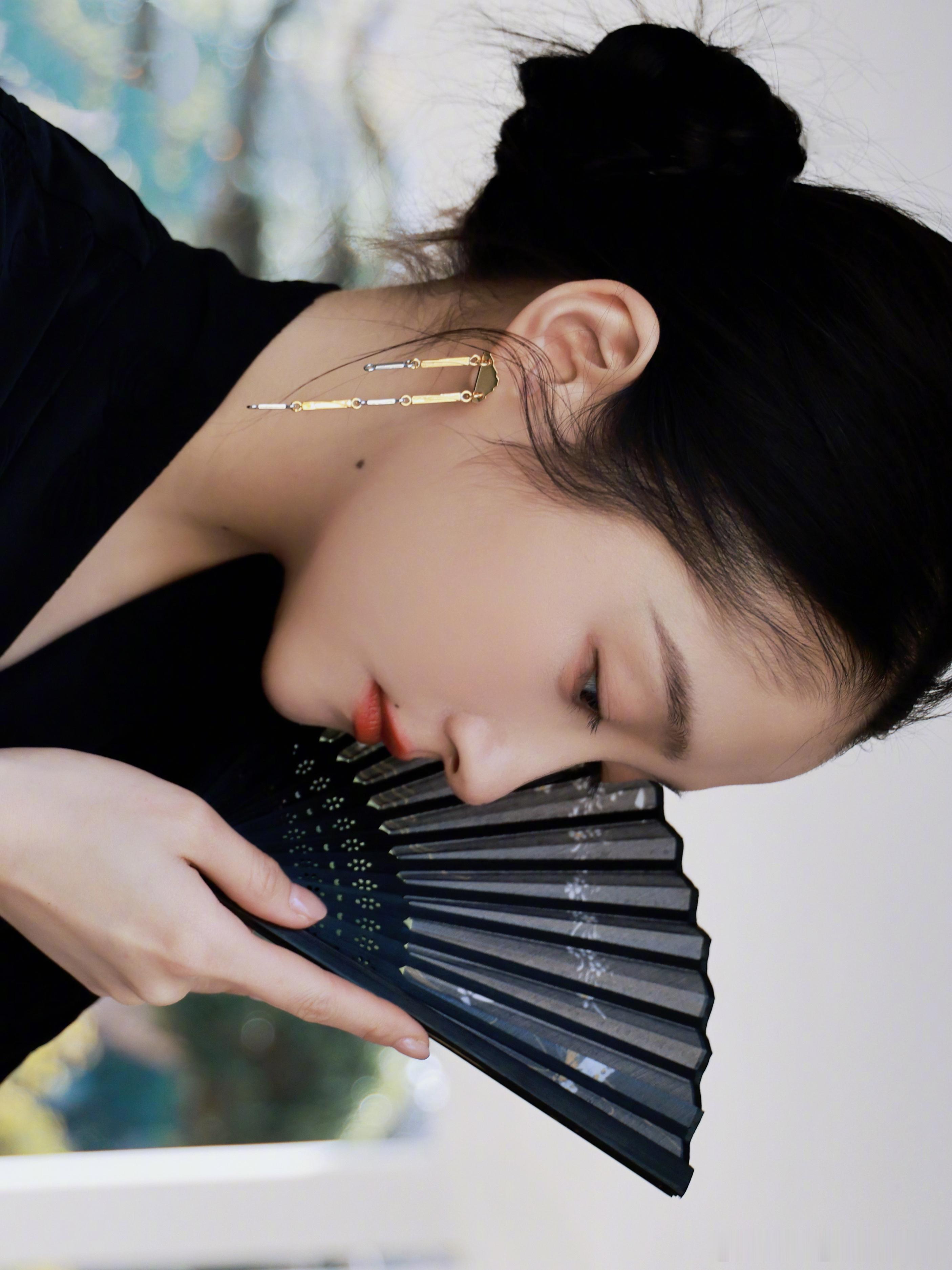 关晓彤 11号将来到你好星期六节目录制，宣传《耀眼》。 