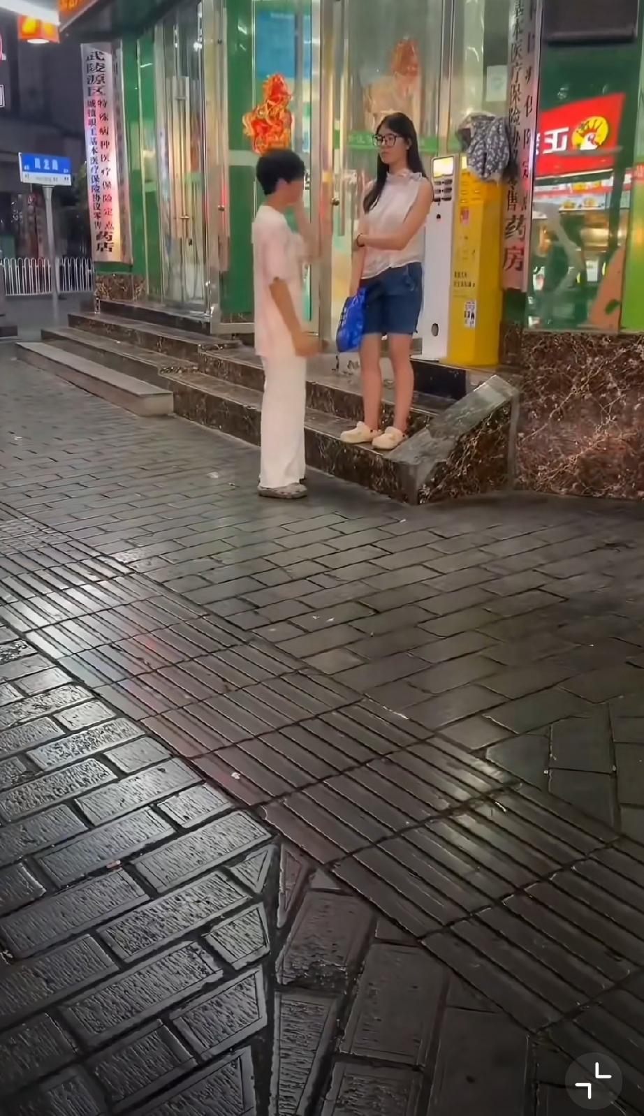 男孩当着女友的面自扇嘴巴，一位大哥看不惯前来阻止。。。父亲怒扇儿子 父亲怒扇孩子
