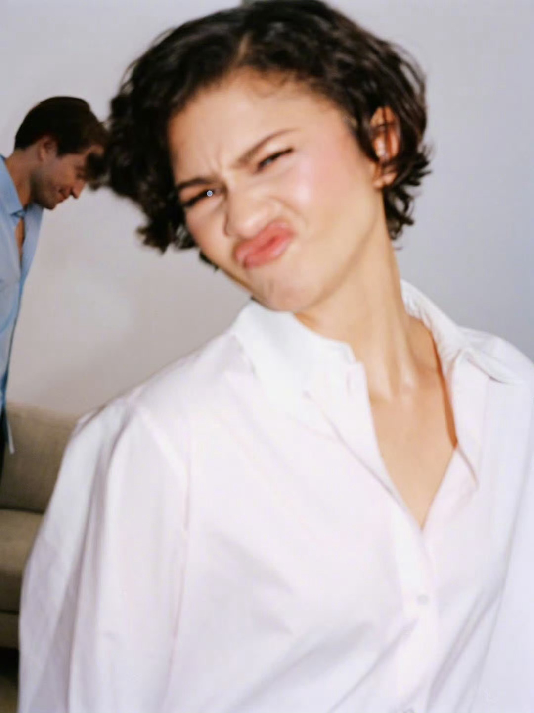 cp拉满的一次👀罗伯特·帕丁森、赞达亚主演《爱情抓马》发布新剧照，北美定档4.