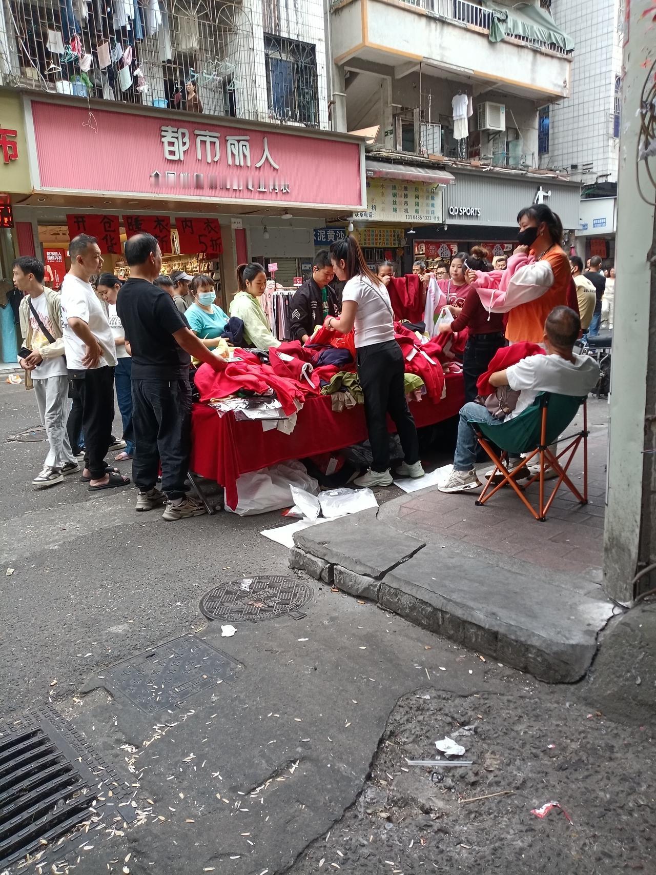 广州海珠区桥南新街，这几天广州降温了，天气变冷了，街道上面卖秋装卖卫衣卖卫裤卖厚