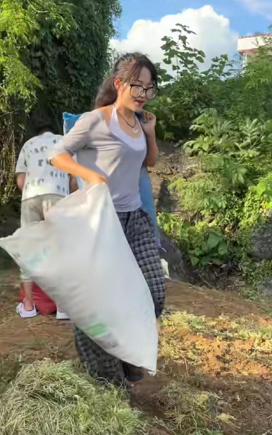 老师暑假去学生家里家访，找到学生时，老师的一个举动，让学生感动落泪了。

放暑假