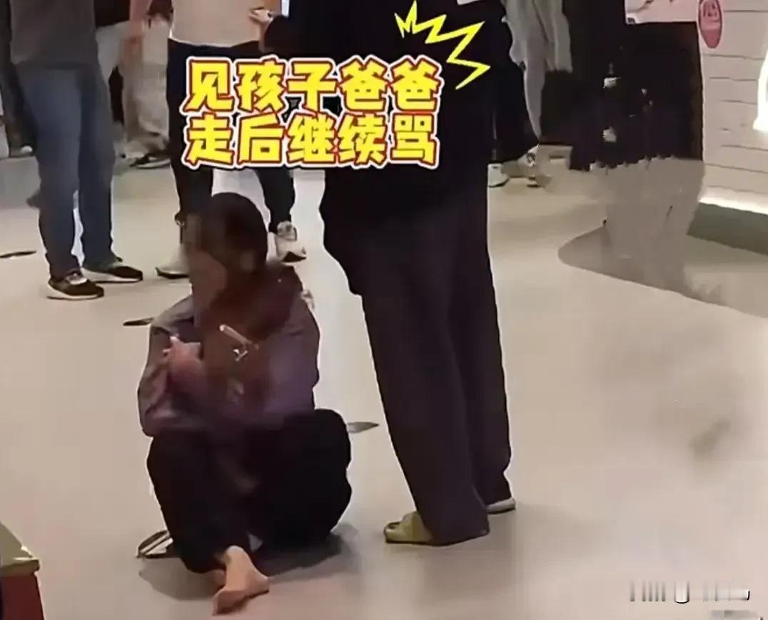 又见摔狗事件，到底是谁缺德？

湖北一商场内，一只泰迪犬吓到小孩啦！小孩儿父亲要