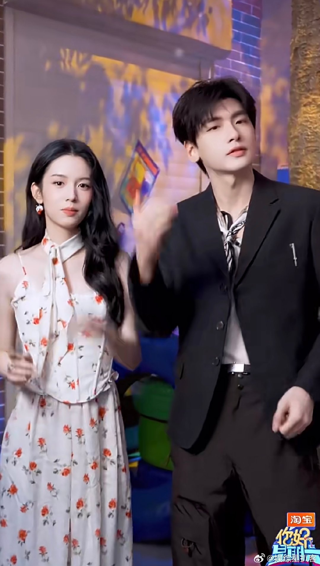 周也翟潇闻cha了浴室摇转场 周也和翟潇闻的浴室摇转场又甜又有氛围感，同框画面越