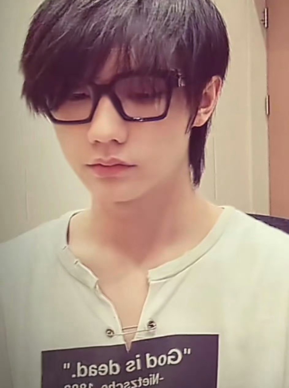 是坏男孩就把价格标上 是好男孩就把衣服穿好， 