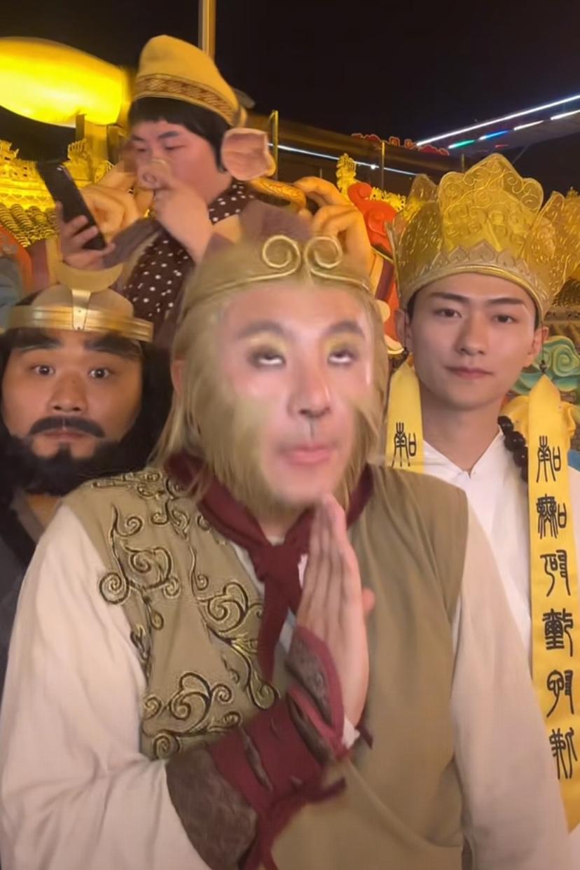 一个叫“美猴刘”的小伙，把港版孙悟空模仿绝了，妆容、动作、神态，简直是像素级复刻