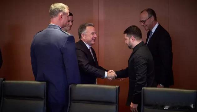 在柏林

乌德-美会谈开始了。

落座前，泽连斯基与维特科夫握手、拥抱。

会谈