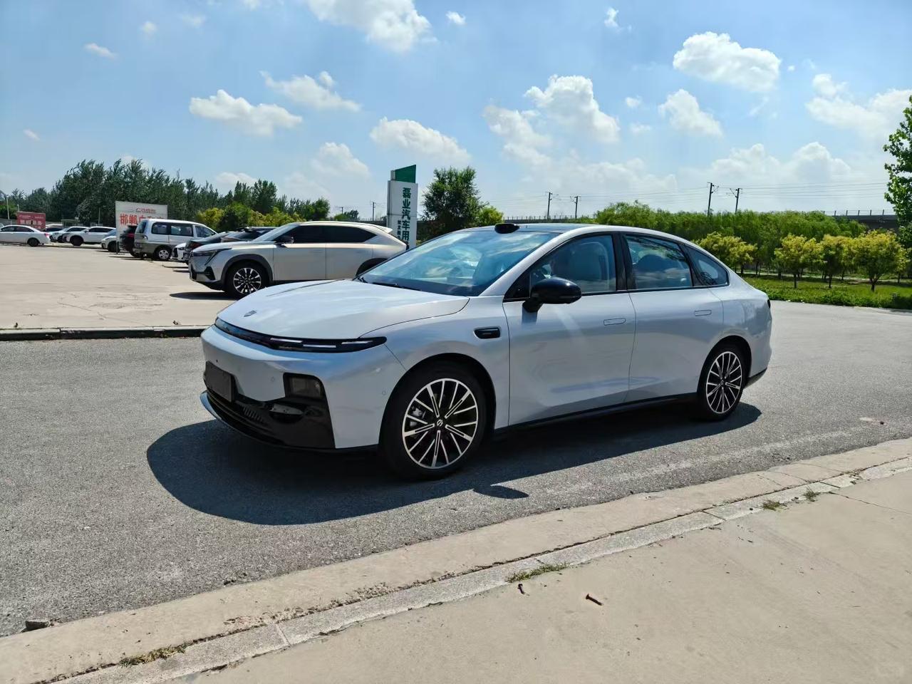 你要知道，现在市面上带激光雷达的车，这个价位根本拿下不来，而零跑B01 650 