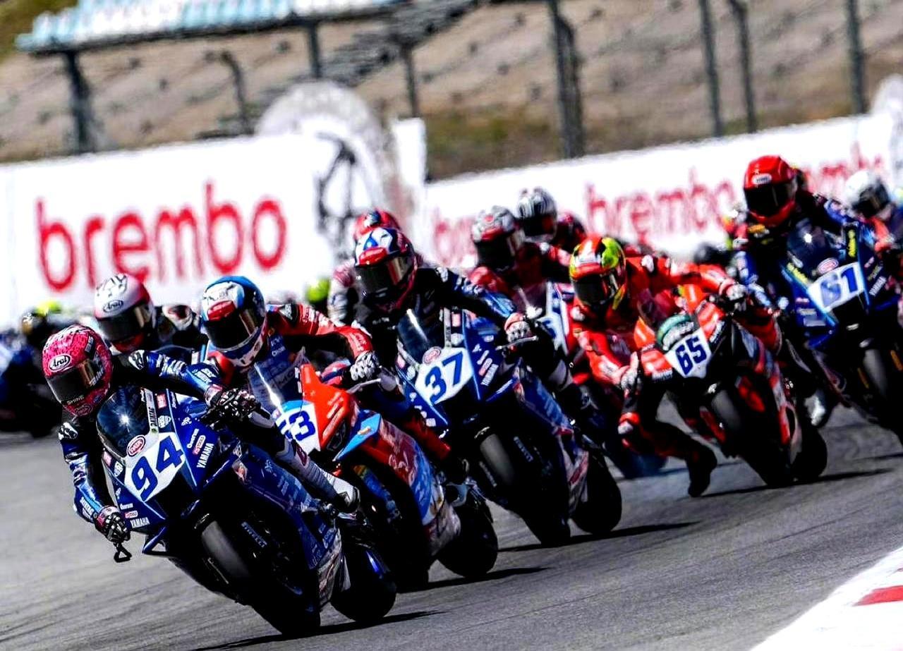 中国摩托车太招人嫉妒了，刚赢两场就被官方强制“绑沙袋”。
 

这就是张雪机车在