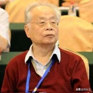 何祚庥院士在谈技术和制度,谁是第一生产力?话题时表示，科学和技术才是第一生产力。