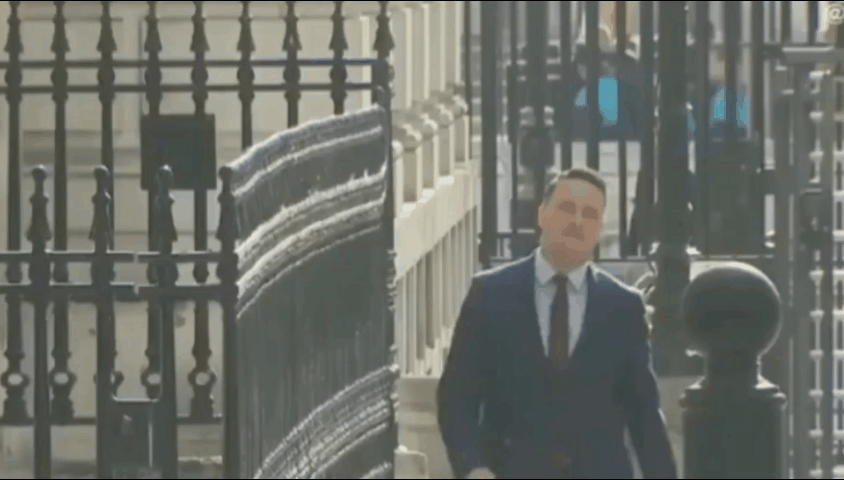 英国卫生大臣斯特里直奔唐宁街10号首相府，近80名本党议员倒，“背后捅刀”氛围拉