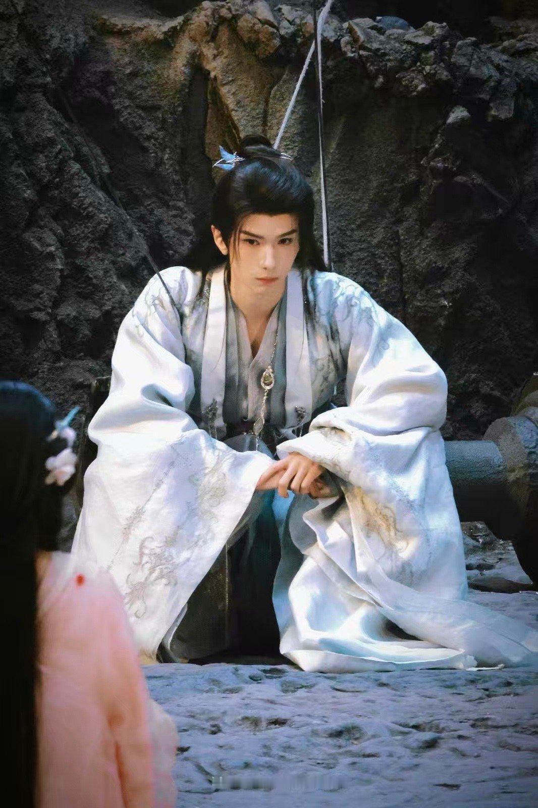 余承恩新剧演我节后上班 下班铃一响立刻满血复活，收拾东西的速度比平时快三倍，连脚