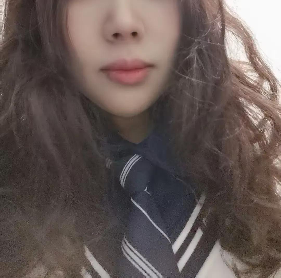 小时候每天晚上吃完饭爸爸都让我去奶奶家和奶奶做伴睡觉，妈妈经常做饭很晚，所以有时