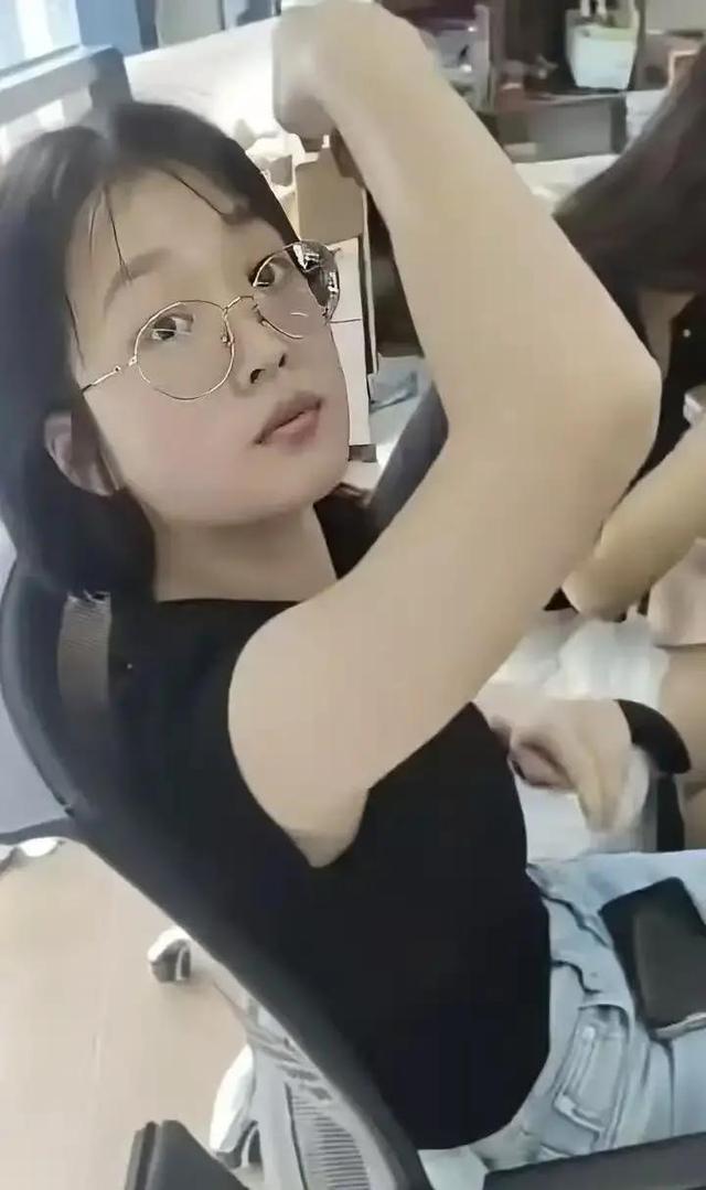 如此漂亮的美女，是不是吃饱撑着了，吃完外卖说没收到，要求退款，脑子进水了吧，结果
