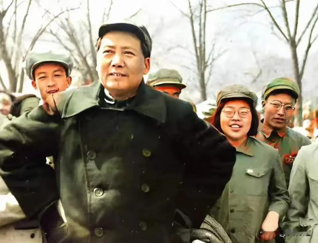 毛主席这气质，哪里一站，是任何演员塑不出来的。


他那个笑，是让人记得住的那种