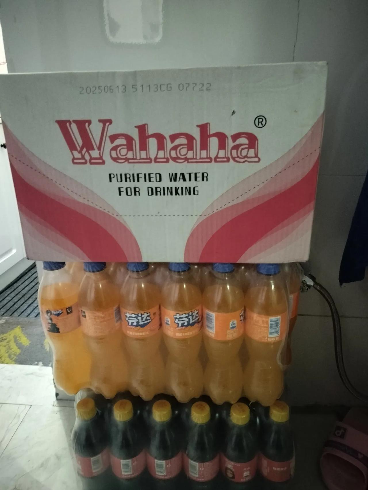 婆媳关系咋处不好呢？
       今儿周末，一直犹豫公司发的三件饮料，我是拿给