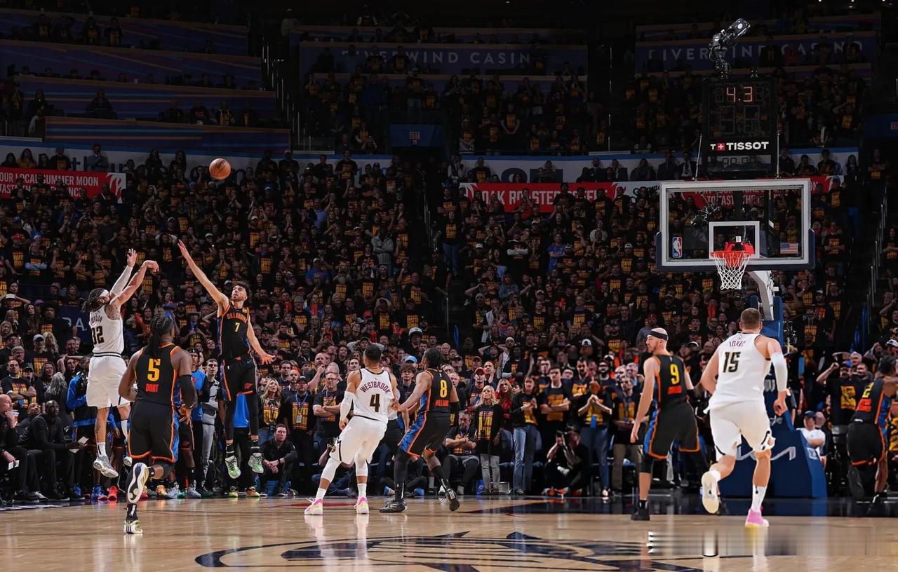 今日NBA两场半决赛精彩程度拉满
首先是西部，掘金121-119雷霆
约基奇成历