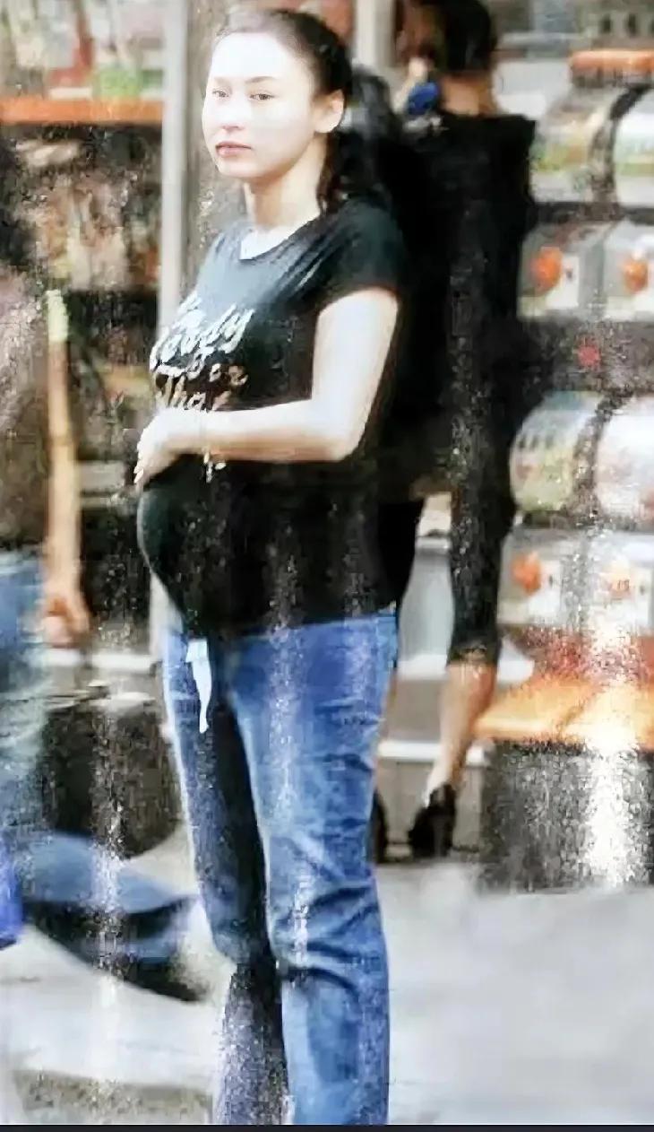 不得不说，张柏芝真是内娱大女主了，谢霆锋在她怀孕时小心翼翼护着她，爱的时候是真爱