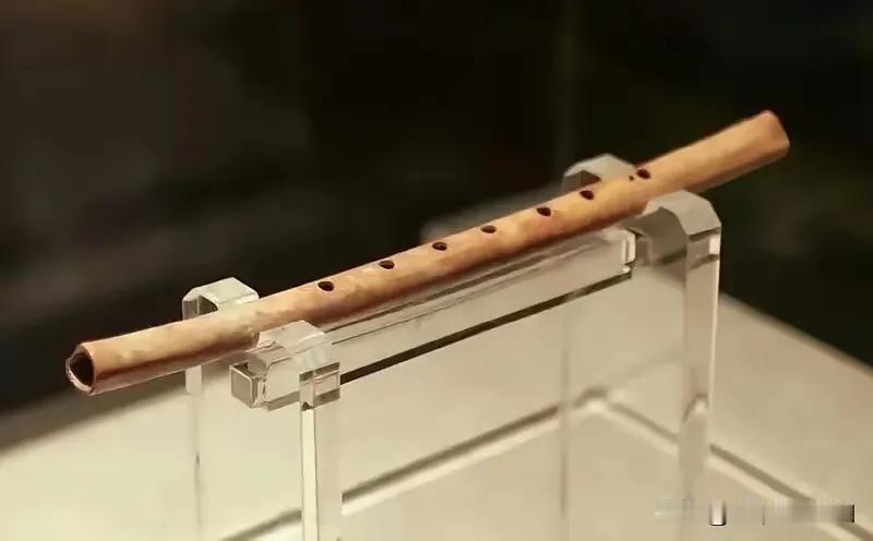 在河南博物馆看到这根骨笛，大鸟尺骨钻成的笛子，七个孔，耳边随即响起悦耳的音乐，哈