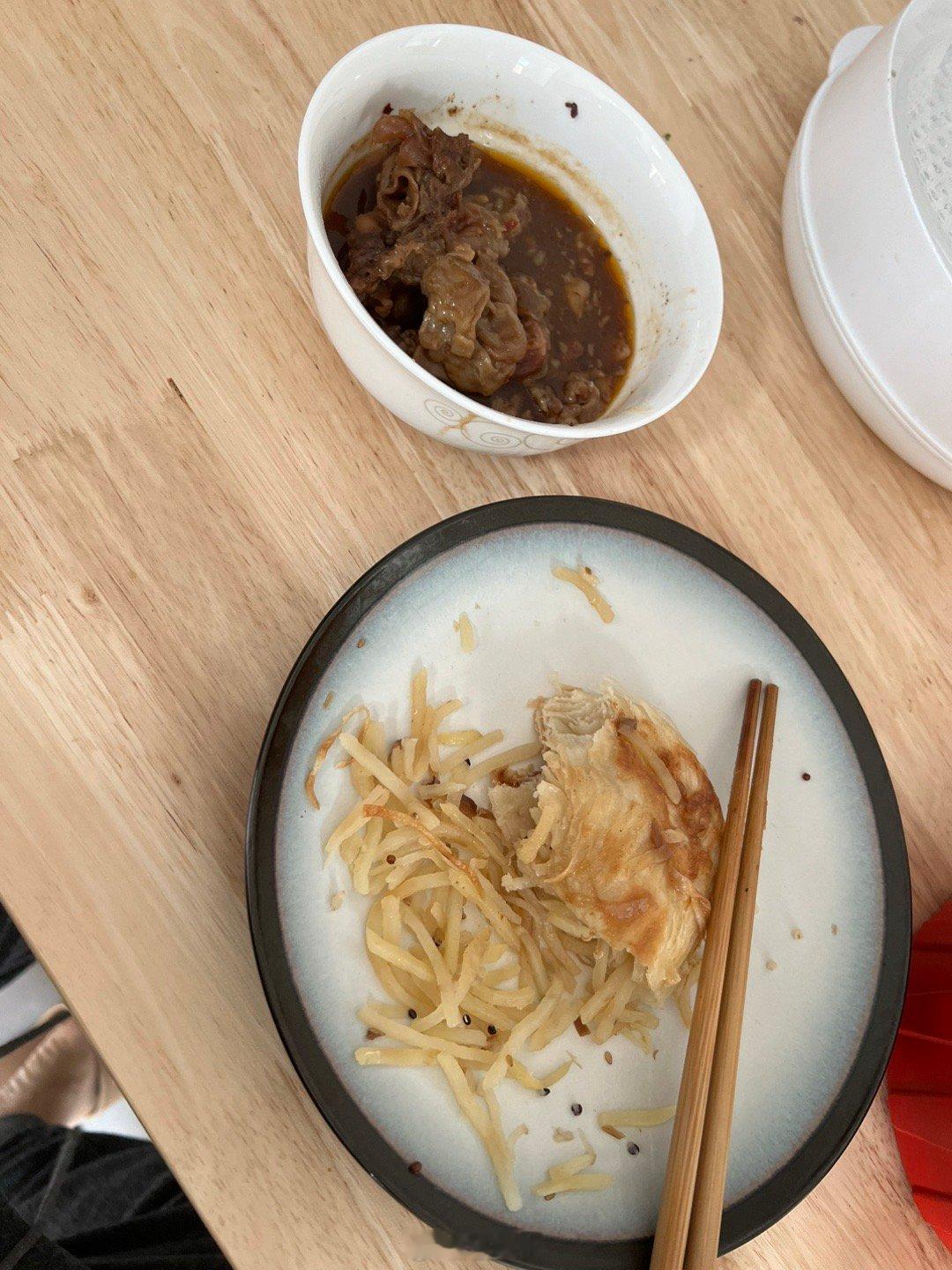 观人细节集市购菜，旁有售炖肉者，云此乃“筋头巴脑”，恰有食肉者言，特好吃，此是回