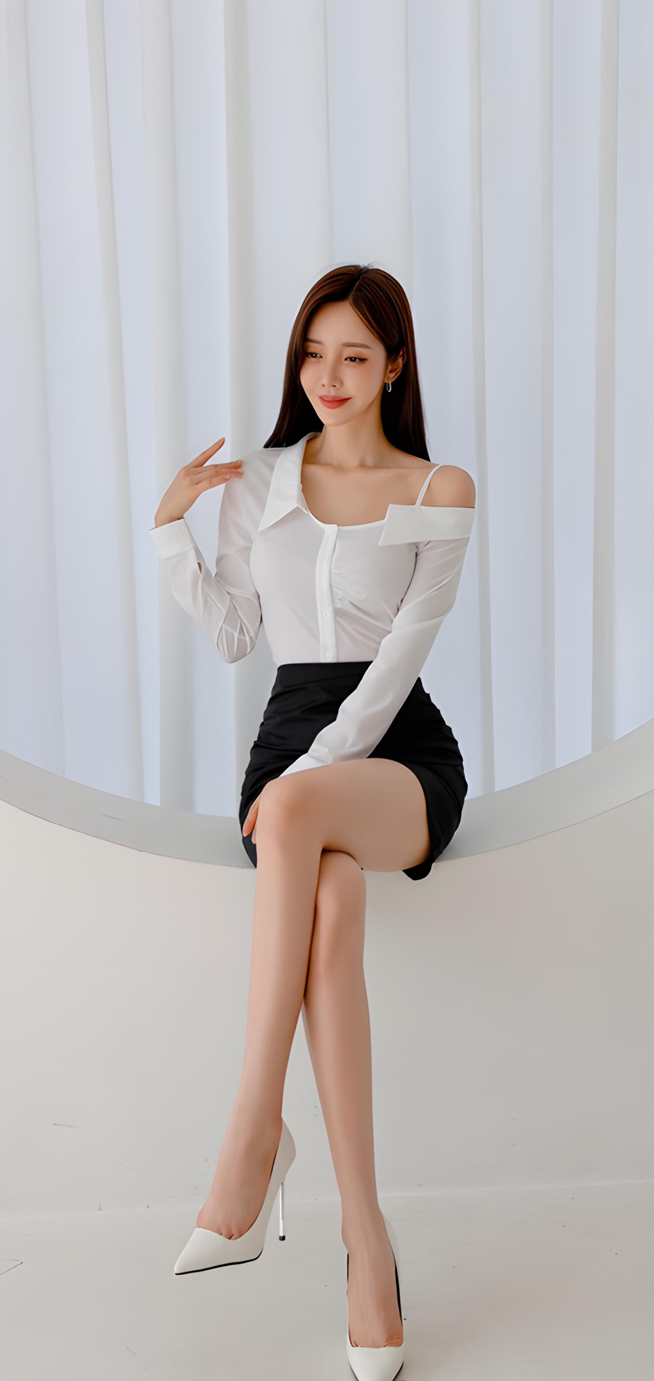 优雅白衬衫搭配黑色短裙，气质满分！