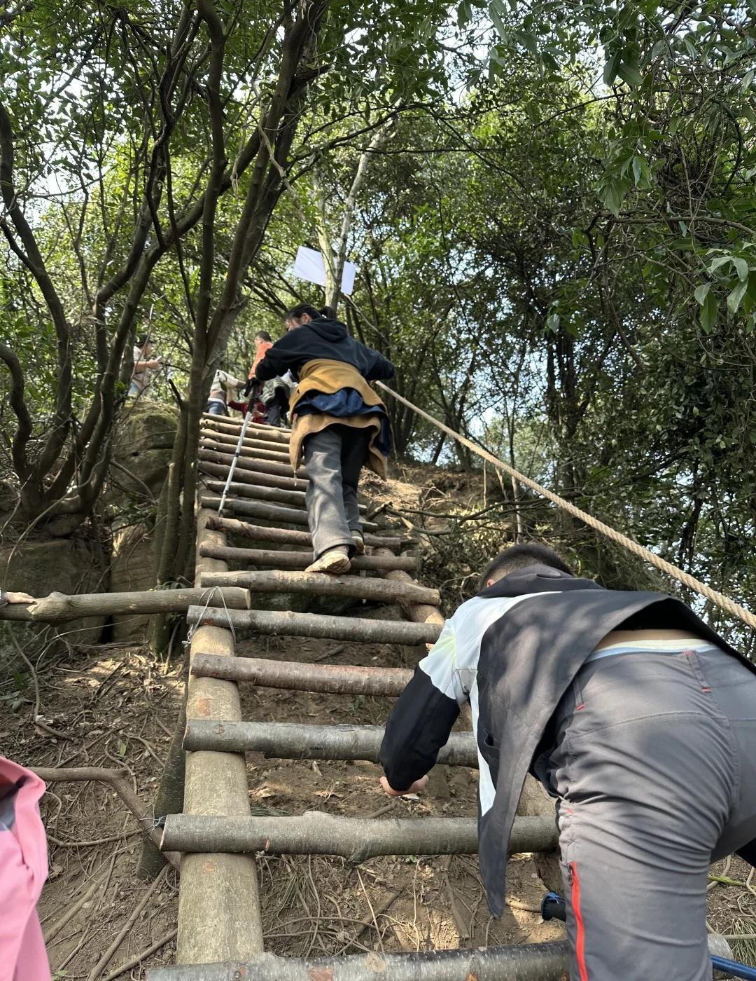 彭州老鹰岩，一爬一个不吱声，人间吸尘器啊！
做了很多次攻略，终于决定爬老鹰岩
还